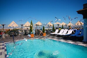 Outdoor pool, sun loungers - Market Pavilion Hotel (Charleston)
