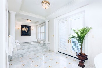 Suite, 1 King Bed, Corner | Bathroom | Designer toiletries, hair dryer, bathrobes, slippers at Market Pavilion Hotel