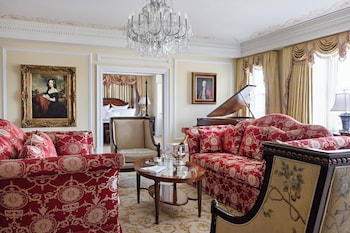 Flat-screen TV, first-run movies, pay movies at Market Pavilion Hotel