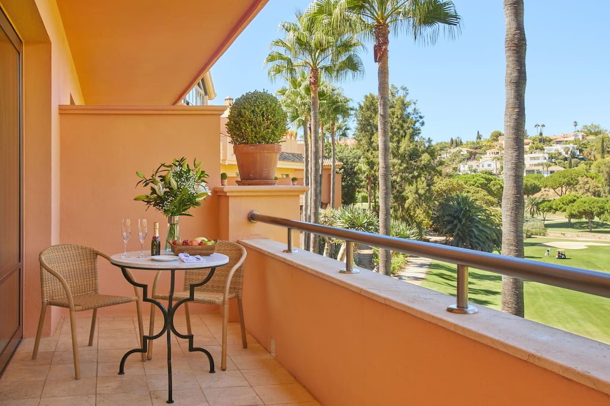 Suite (Birdie) | In-room safe, individually decorated, individually furnished, desk