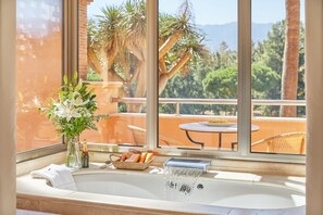 Suite, baignoire à jets (Eagle) | Coffre-fort, décor unique, ameublement unique, bureau