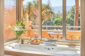 Suite, baignoire à jets (Eagle) | Coffre-fort, décor unique, ameublement unique, bureau