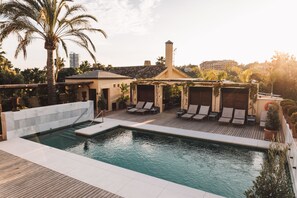 Piscine extérieure, parasols de plage, chaises longues