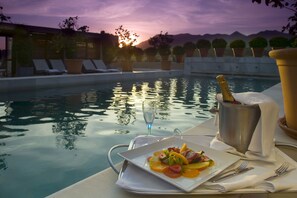 Outdoor pool, pool umbrellas, sun loungers - Rio Real Golf & Hotel (Marbella)