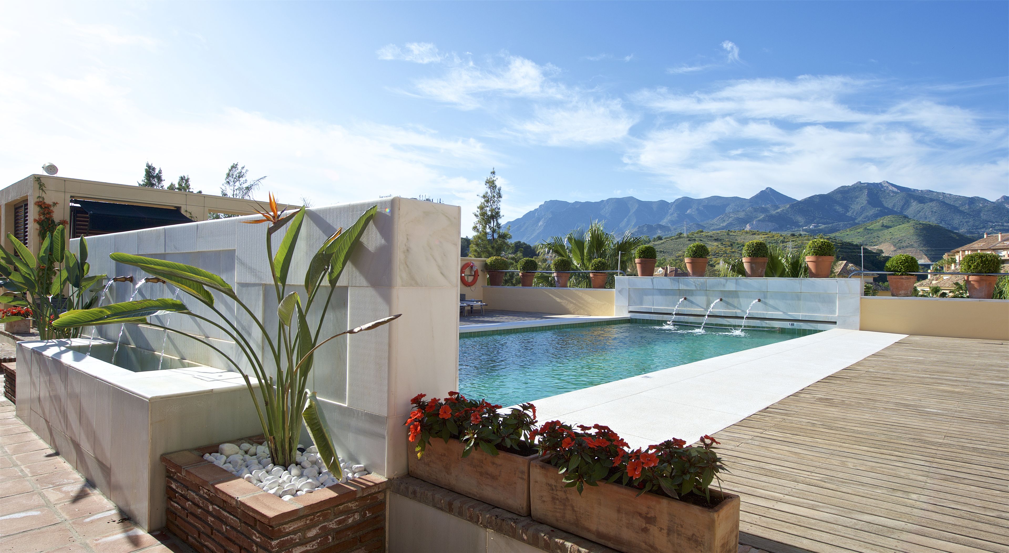 室外游泳池，池畔遮阳伞，日光浴躺椅