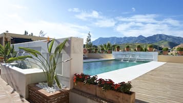 Piscina externa, guarda-sóis, espreguiçadeiras