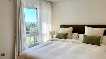 Minibar, caja de seguridad en la habitación y decoración personalizada