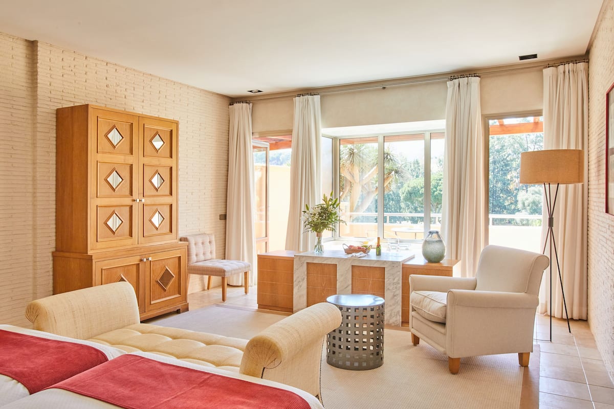 Suite, Jetted Tub (Eagle) | In-room safe, individually decorated, individually furnished, desk