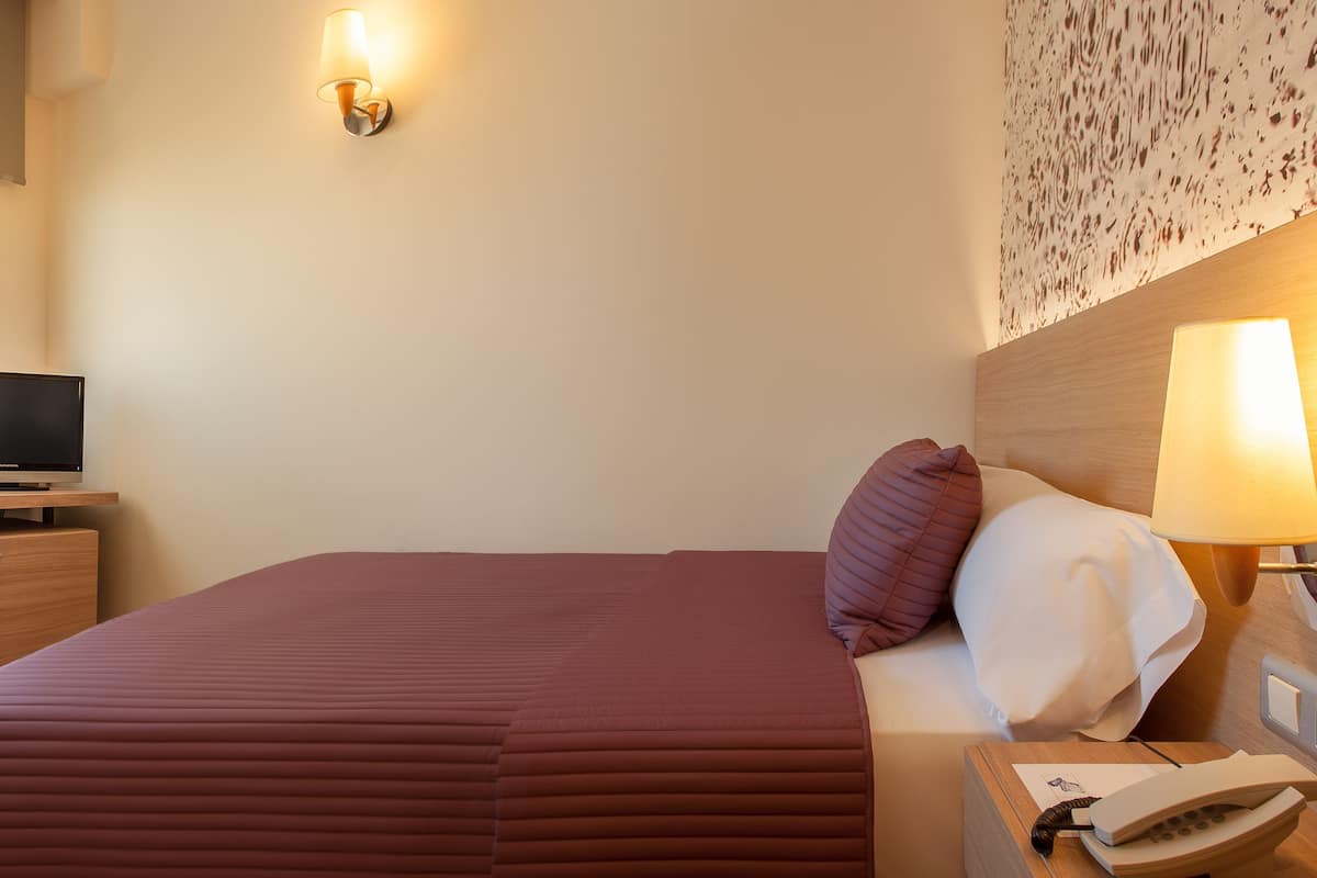 Single Room | Minibar, in-room safe, desk, iron/ironing board