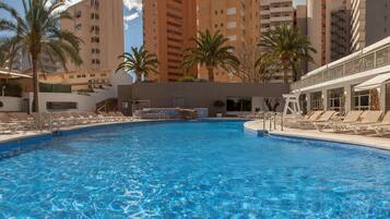 2 binnenzwembaden, een buitenzwembad, parasols voor strand/zwembad