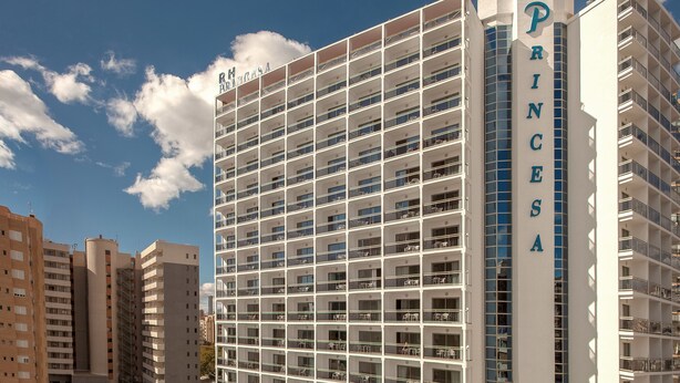 A high-rise hotel with multiple balconies, a swimming pool, and a rooftop terrace. - Hotel RH Princesa By Hoteles RH (Benidorm)