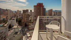 A balcony with a view of a cityscape and the sea. - Hotel RH Princesa By Hoteles RH (Benidorm)