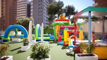 Zona de juegos infantil al aire libre