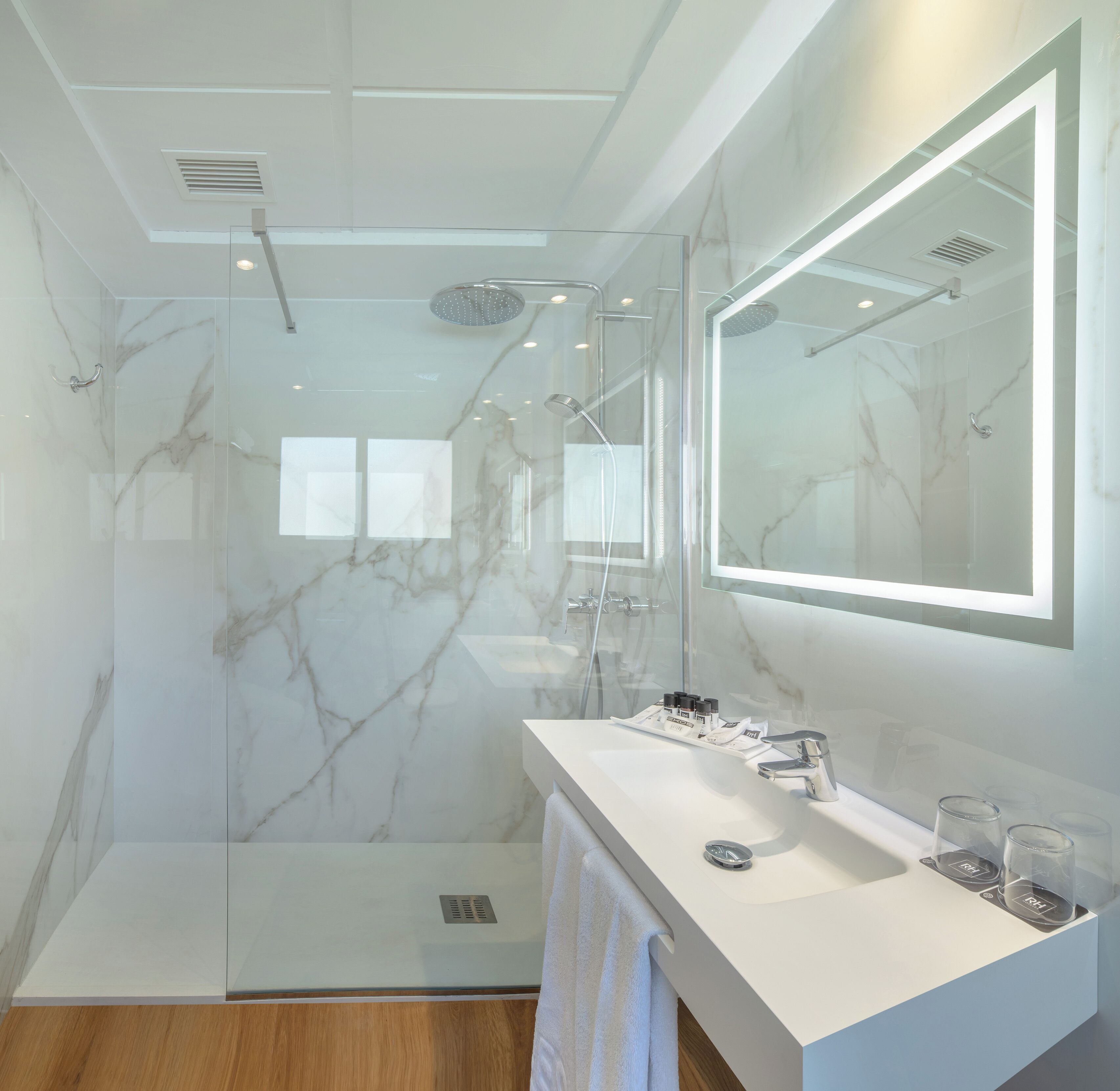 single room | bathroom | combined shower/bathtub, free toiletries, hair dryer, towels