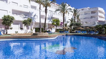 Seasonal outdoor pool, pool umbrellas, sun loungers