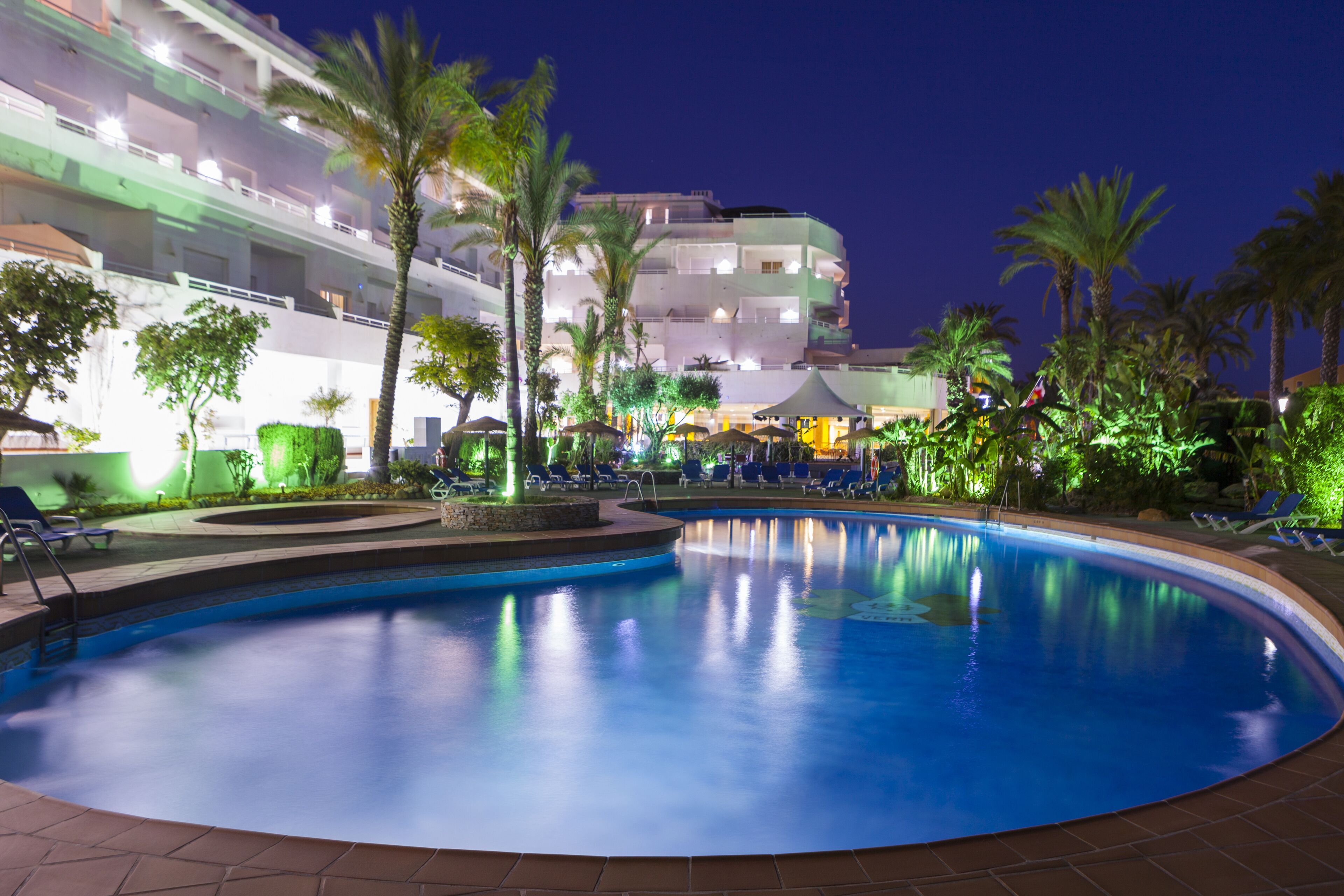 Piscine extérieure (ouverte en saison), parasols de plage