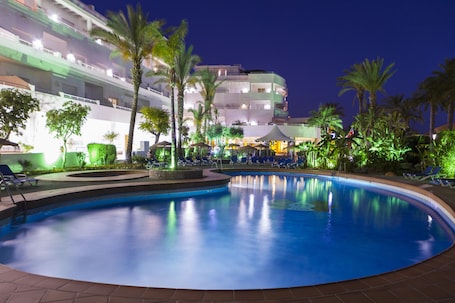 Seasonal outdoor pool, pool umbrellas, pool loungers. Apartamentos Mexico