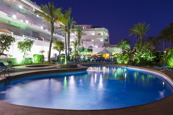 Seasonal outdoor pool, pool umbrellas, sun loungers - Apartamentos Mexico (Vera)