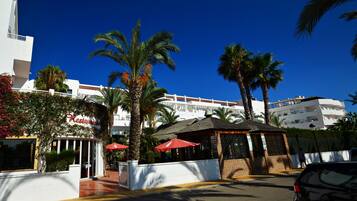 Vista frontal de la propiedad