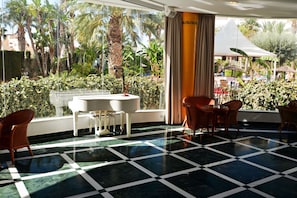 Lobby lounge