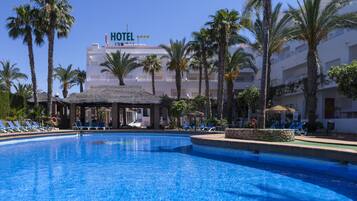 Alberca al aire libre por temporada y sombrillas en la alberca