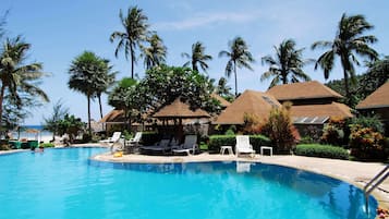 Piscine extérieure, parasols de plage