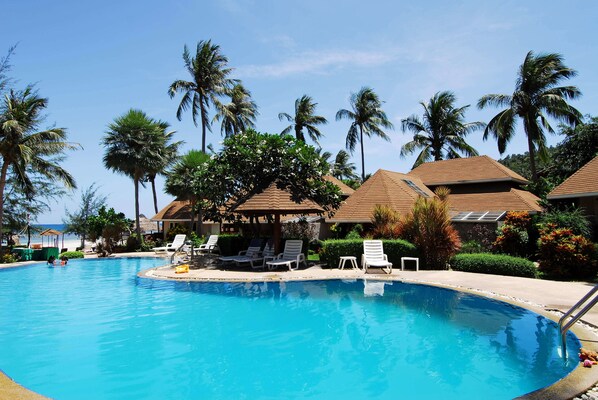 Piscine extérieure, parasols