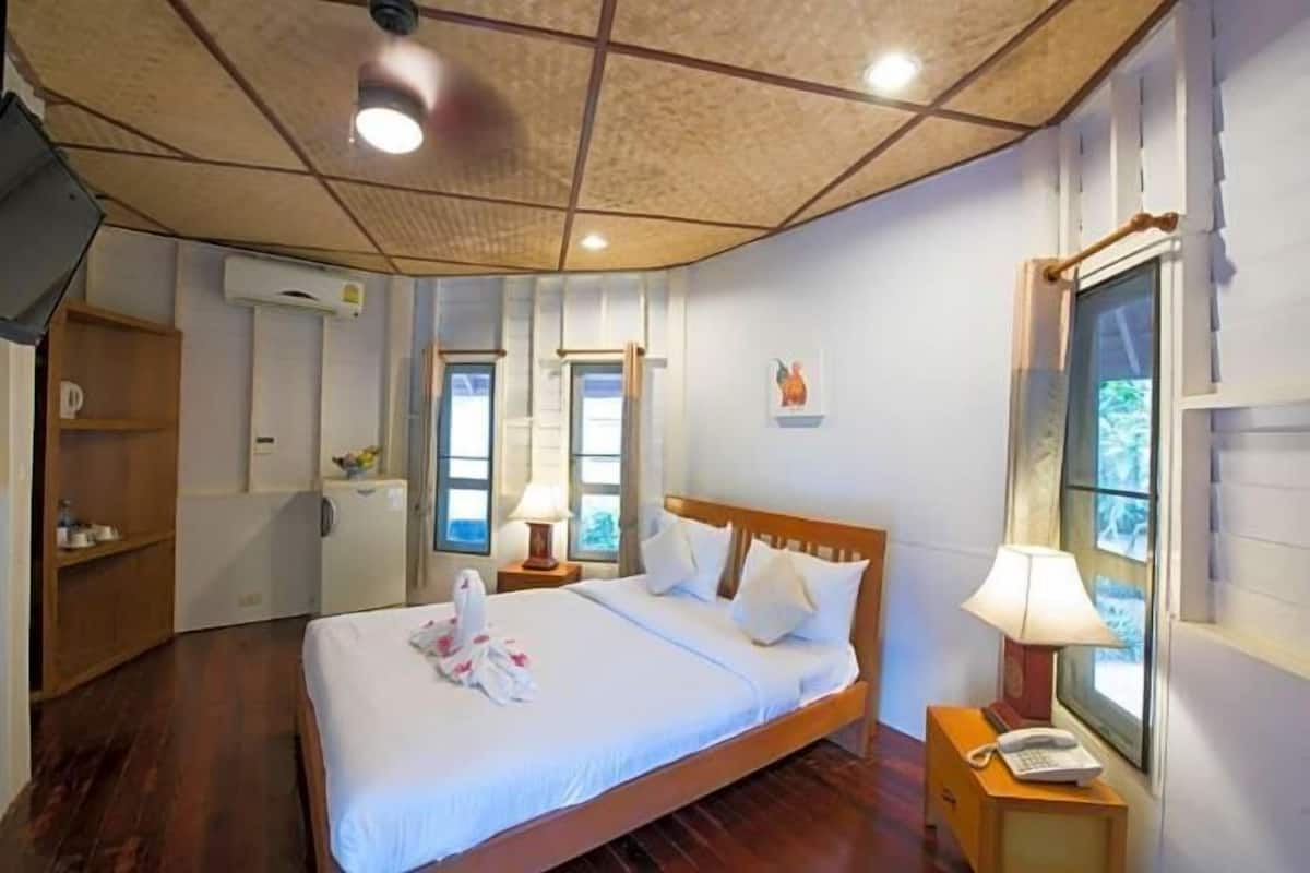 1 dormitorio, caja fuerte, decoración individual y mobiliario individual