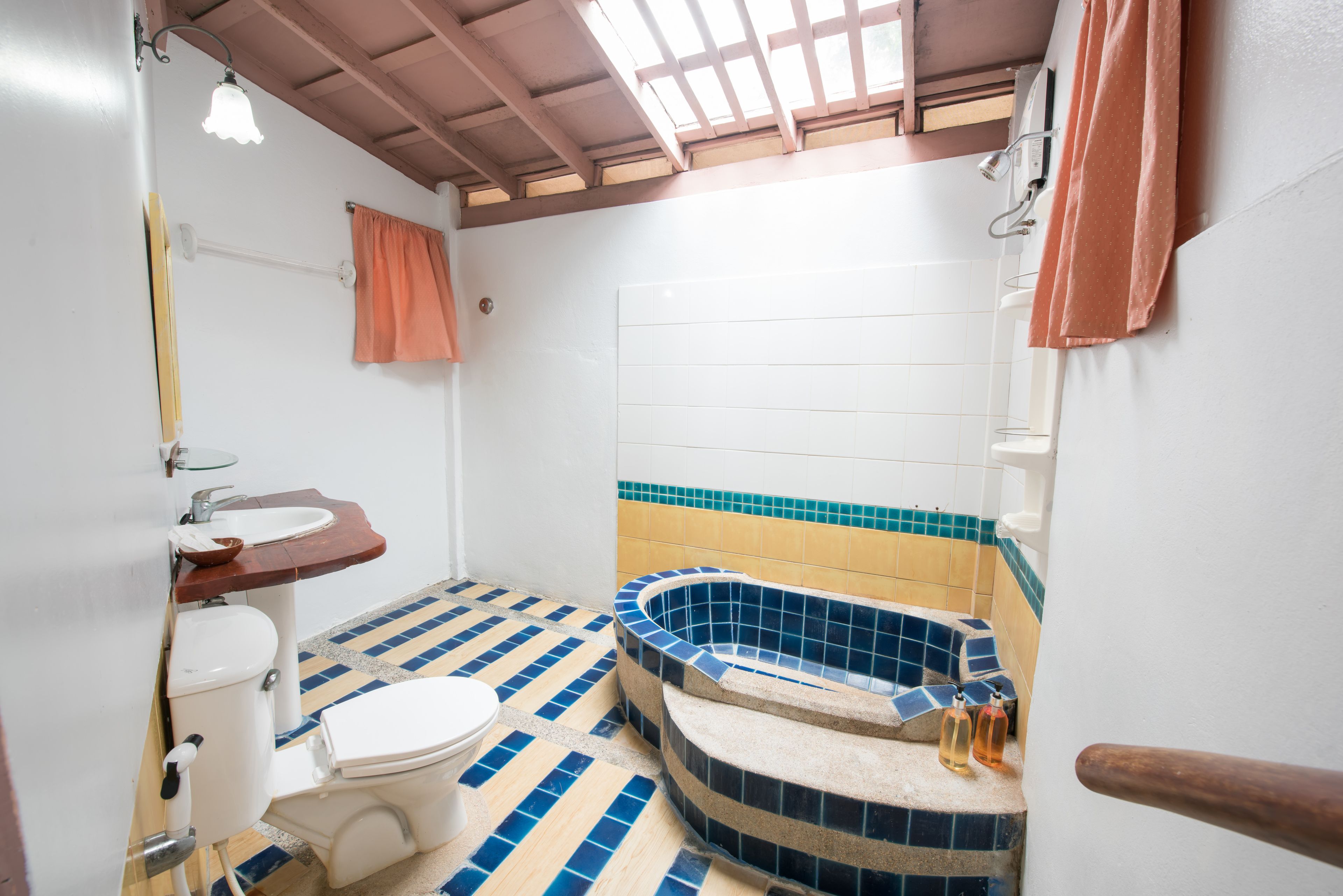 Un baño con inodoro blanco, lavamanos, bañera y ducha.