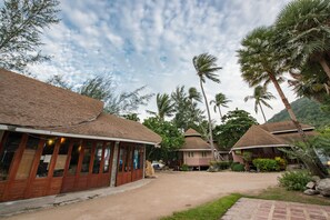 Breakfast, lunch, dinner served; Thai cuisine