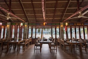Der serveres morgenmad, frokost, aftensmad og thailandske retter 
