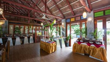 Breakfast, lunch, dinner served; Thai cuisine