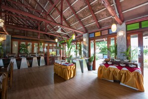 Petit-déjeuner, déjeuner et dîner servis sur place, plats Cuisine thaï 