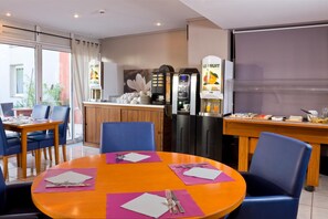 Fridge, microwave, stovetop, dishwasher - Residence Les Consuls De La Mer (Montpellier)