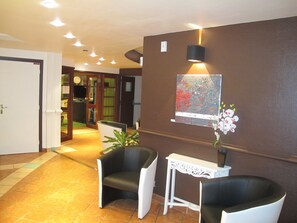 Lobby sitting area - Adonis Mouans-sartoux L'Albatros (Mouans-Sartoux)