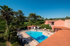 Piscine extérieure en saison