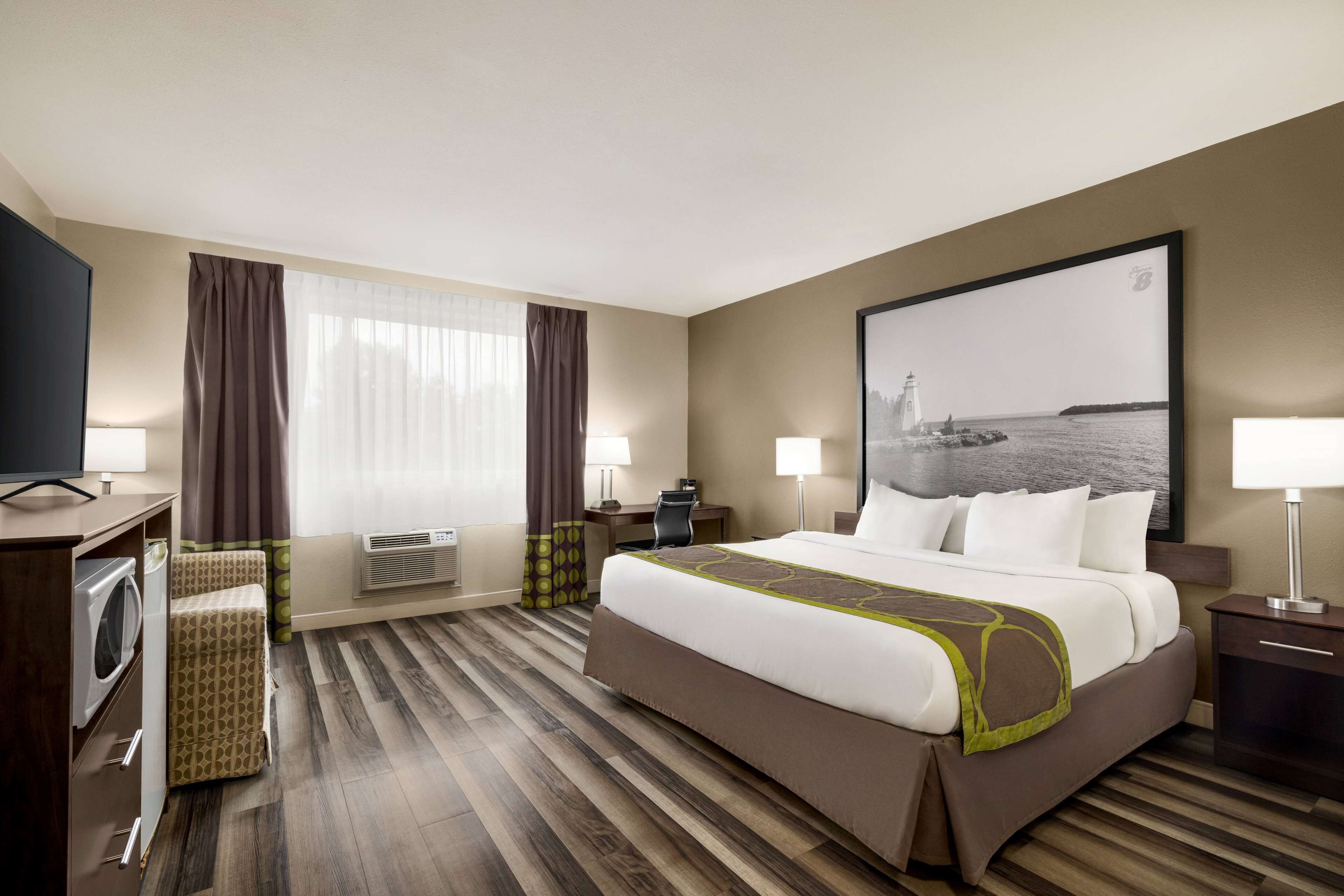 Rom, 1 kingsize-seng, ikke-røyk | Skrivebord, skrivebord for bærbar PC og blendingsgardiner