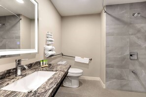 Suite, 1 très grand lit, accessible aux personnes à mobilité réduite, non-fumeur | Salle de bain | Ensemble baignoire-douche, séchoir à cheveux, serviettes fournies