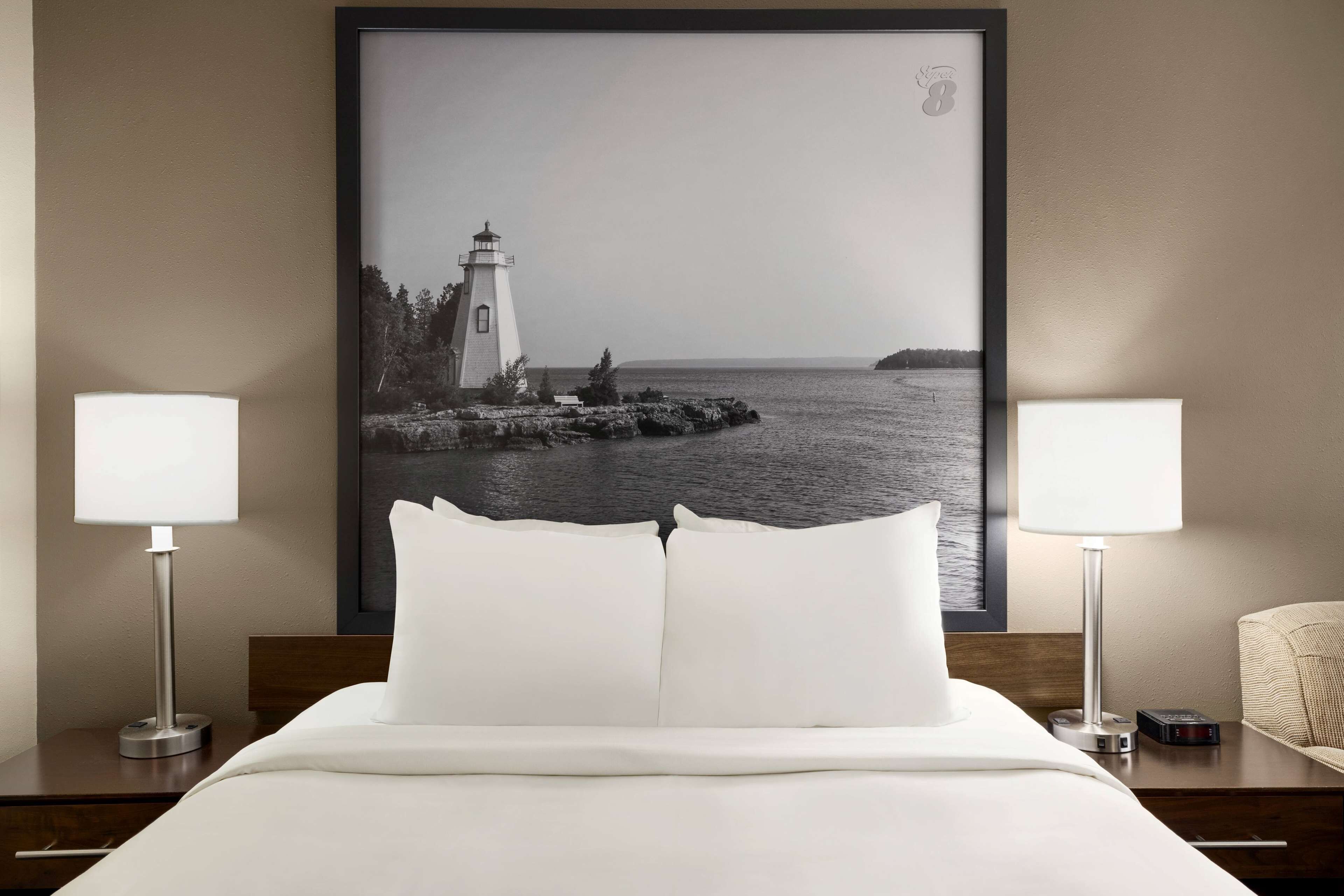 Standard Room, 1 Queen Bed | Desk, laptop workspace, blackout drapes, iron/ironing board