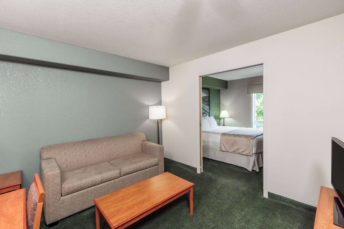 Desk, free WiFi, bed sheets, alarm clocks