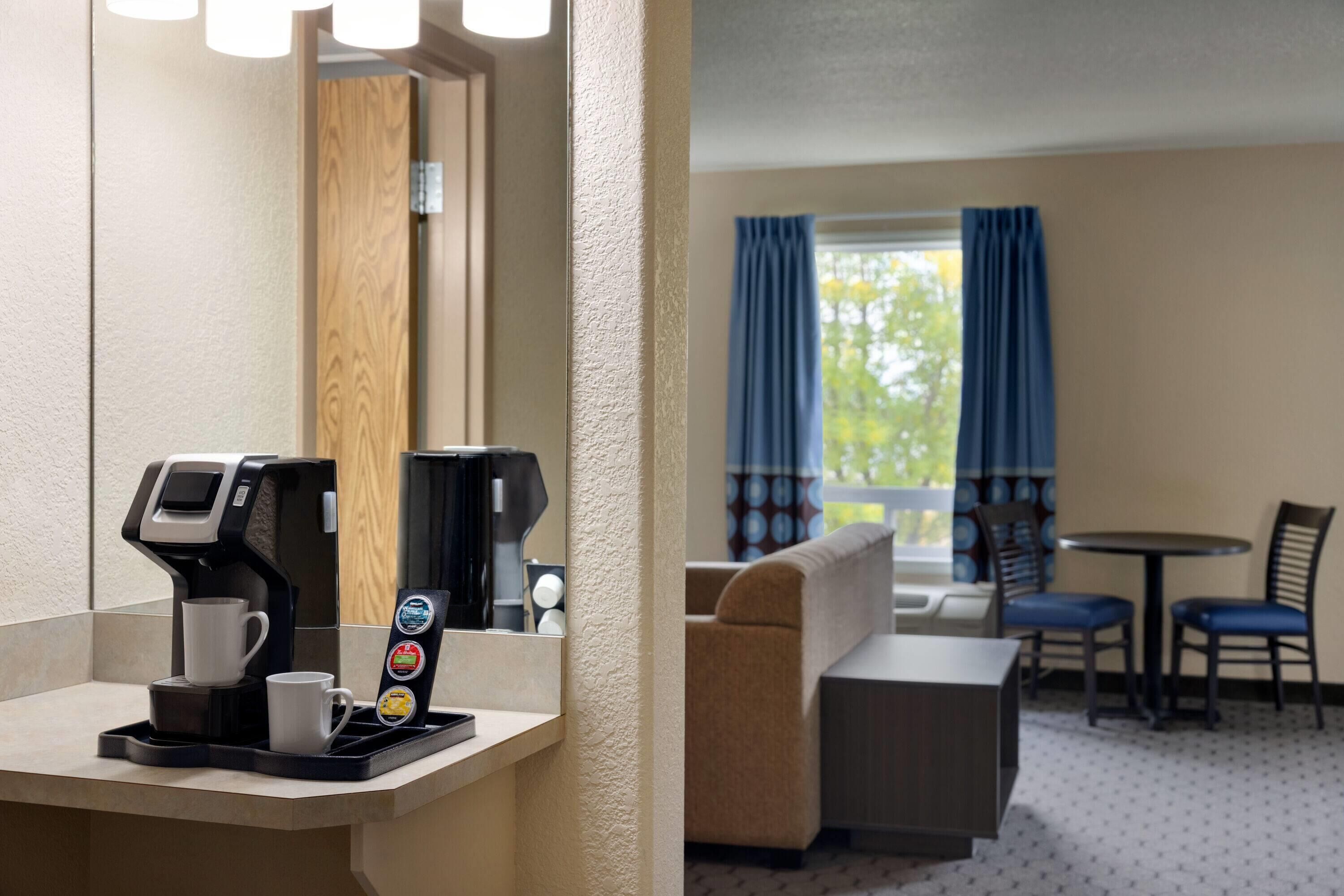Suite, Non Smoking | Desk, free WiFi, bed sheets, alarm clocks