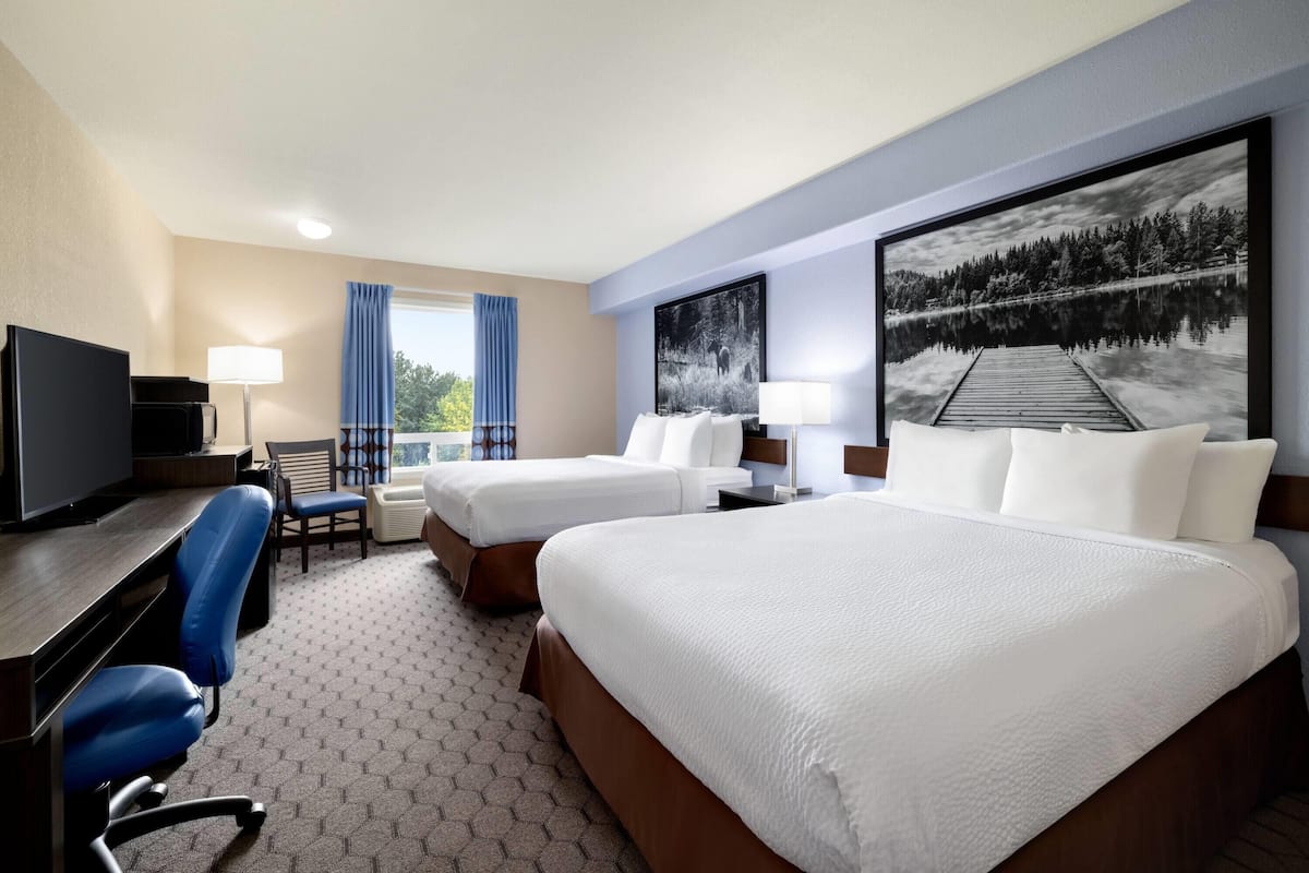 Room, 2 Katil Ratu (Queen), Non Smoking | Meja, Wi-fi percuma, cadar katil, jam penggera