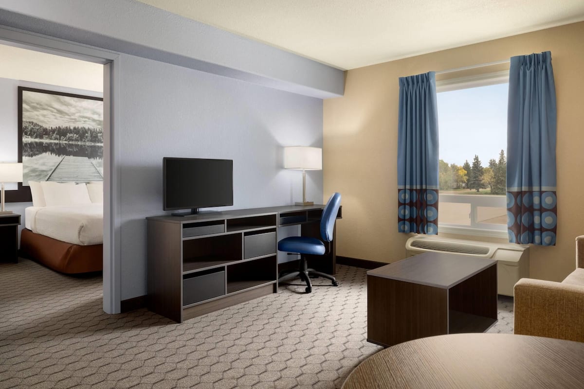 Suite, 1 Katil Ratu (Queen), Non Smoking (One-Bedroom Suite) | Meja, Wi-fi percuma, cadar katil, jam penggera