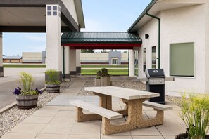 BBQ/picnic Area - Super 8 by Wyndham Swan River MB (Swan River)