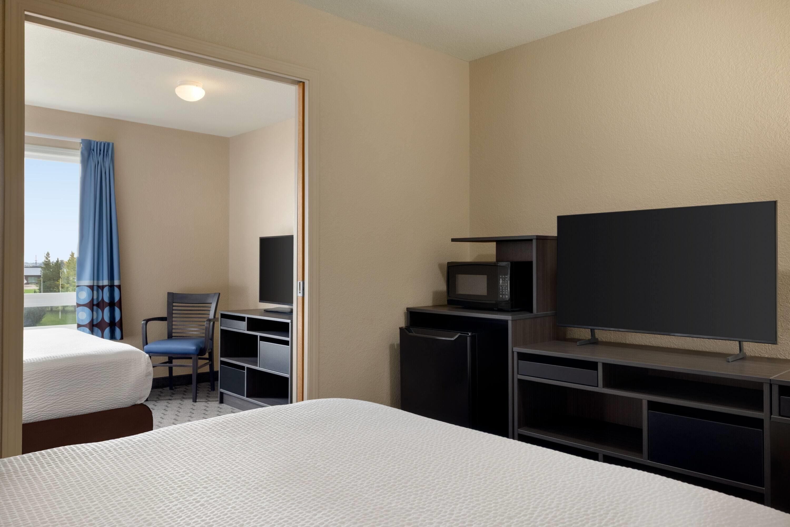 Escritorio, wifi gratis, ropa de cama y despertador 