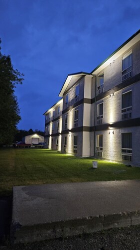 Super 8 by Wyndham Swan River MB