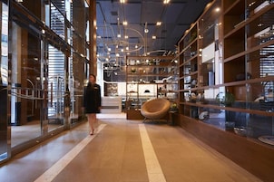 Lobby lounge