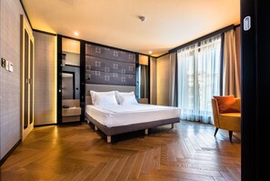 Suíte superior (Triple) | 1 quarto, roupas de cama premium, edredons de pluma