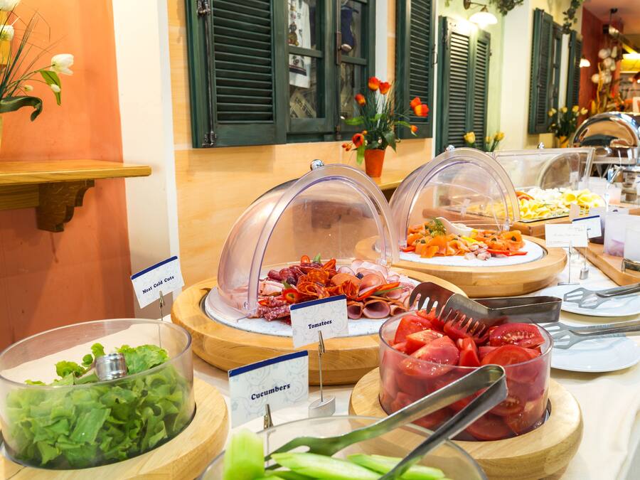 Déjeuner continental (12 EUR par personne)