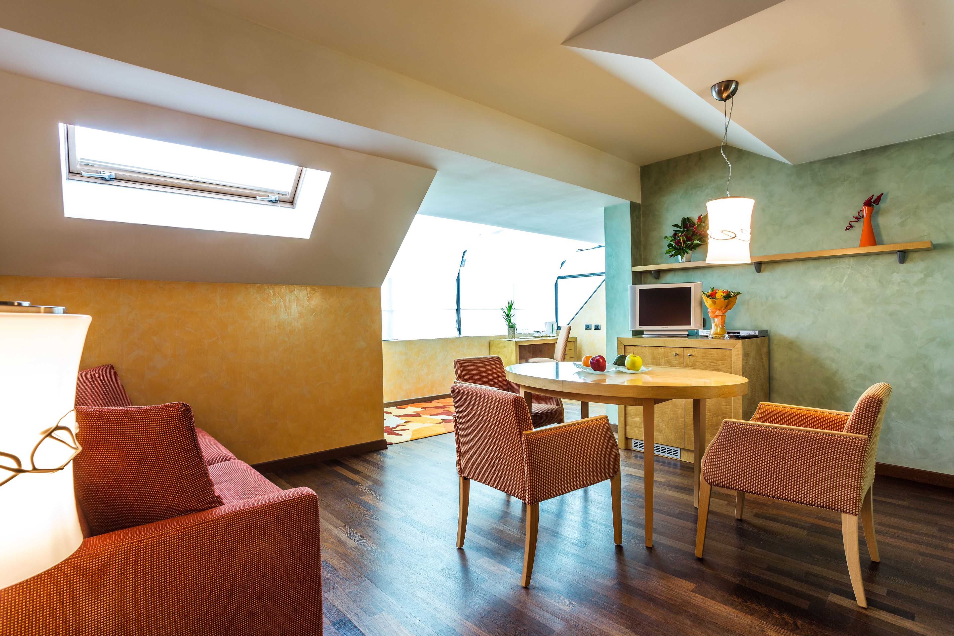 32-inch tv with satellite channels, pay films